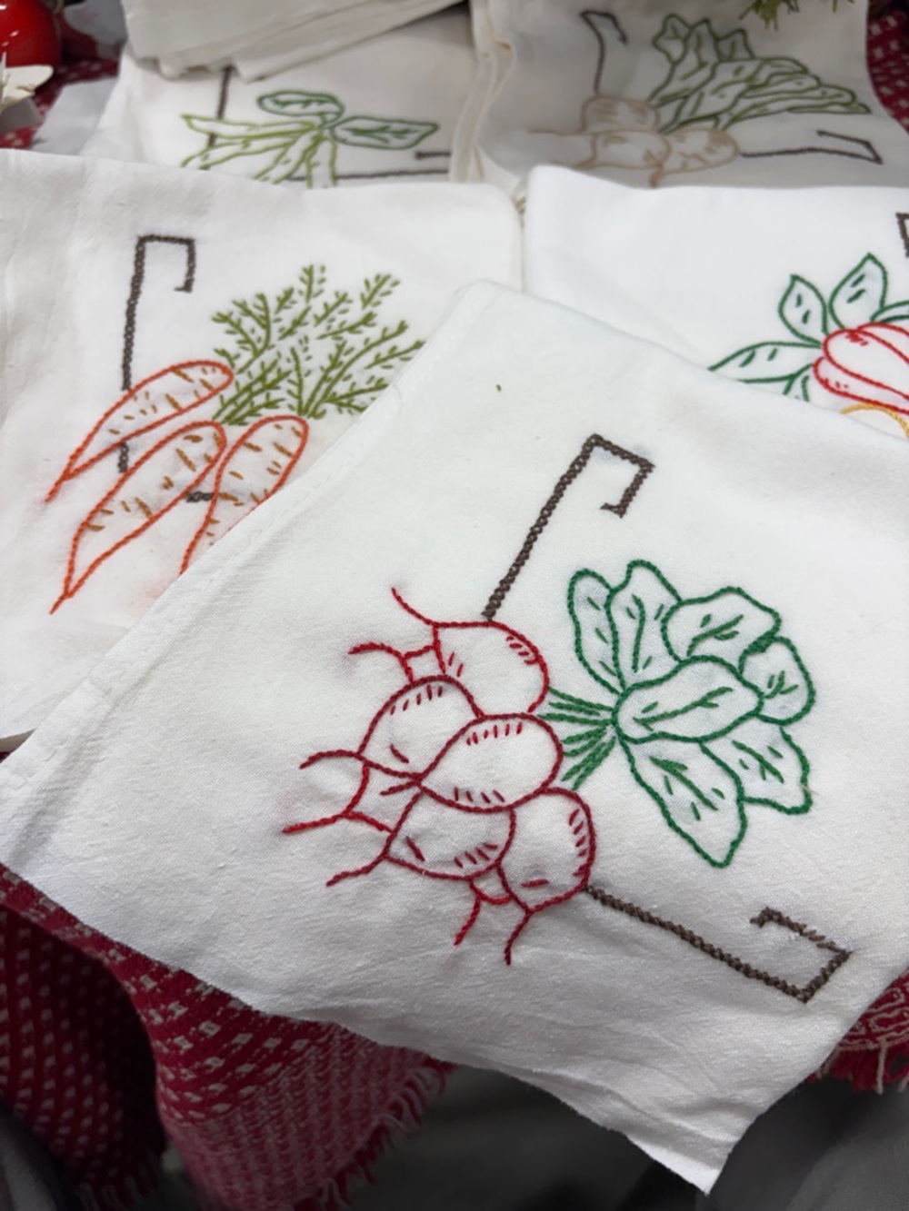 Vintage Embroidered Vegetable Kitchen Tea Towels - White - Picture 5 of 6